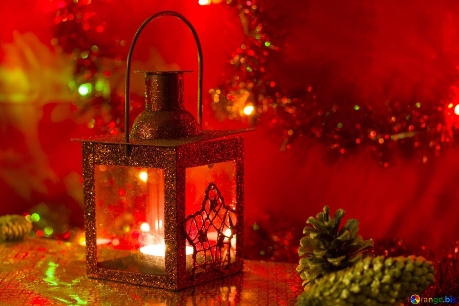 Рождественский фонарь на столе