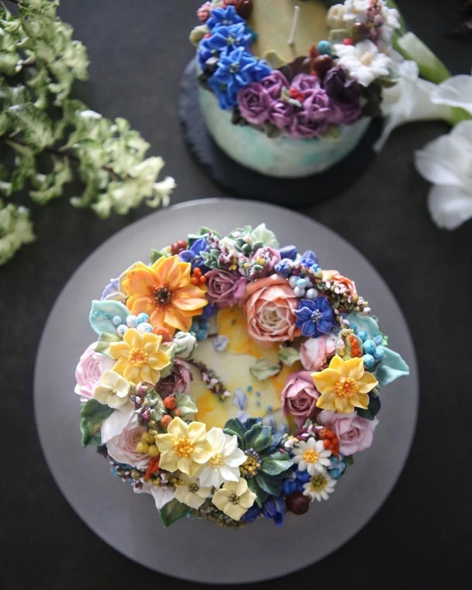 Необычный декор торта цветами