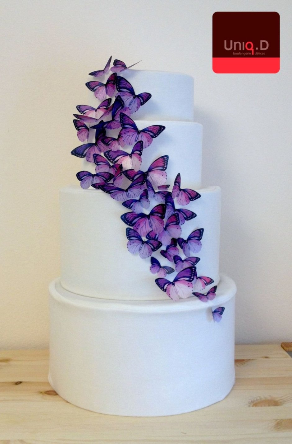 Фиолетовый торт с бабочками