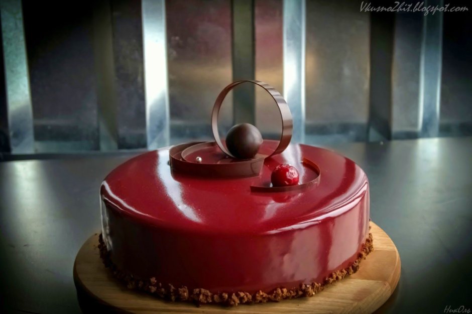 Красный зеркальный торт