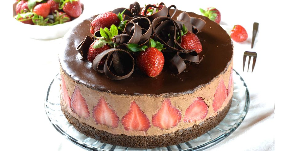 Вафельный торт шоколадный с клубникой
