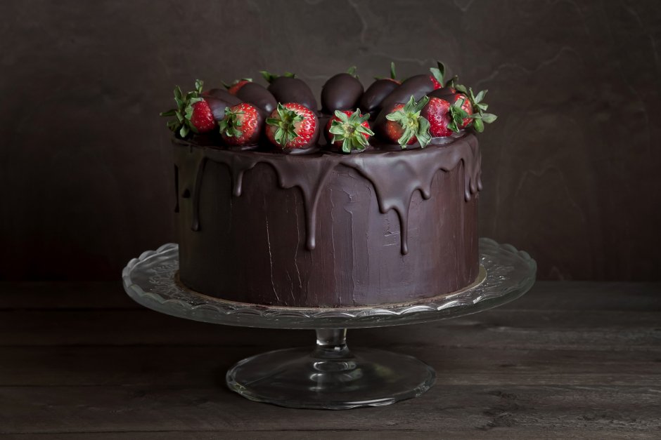 Клубничный торт с шоколадом