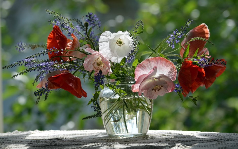 Цветы в вазе на природе