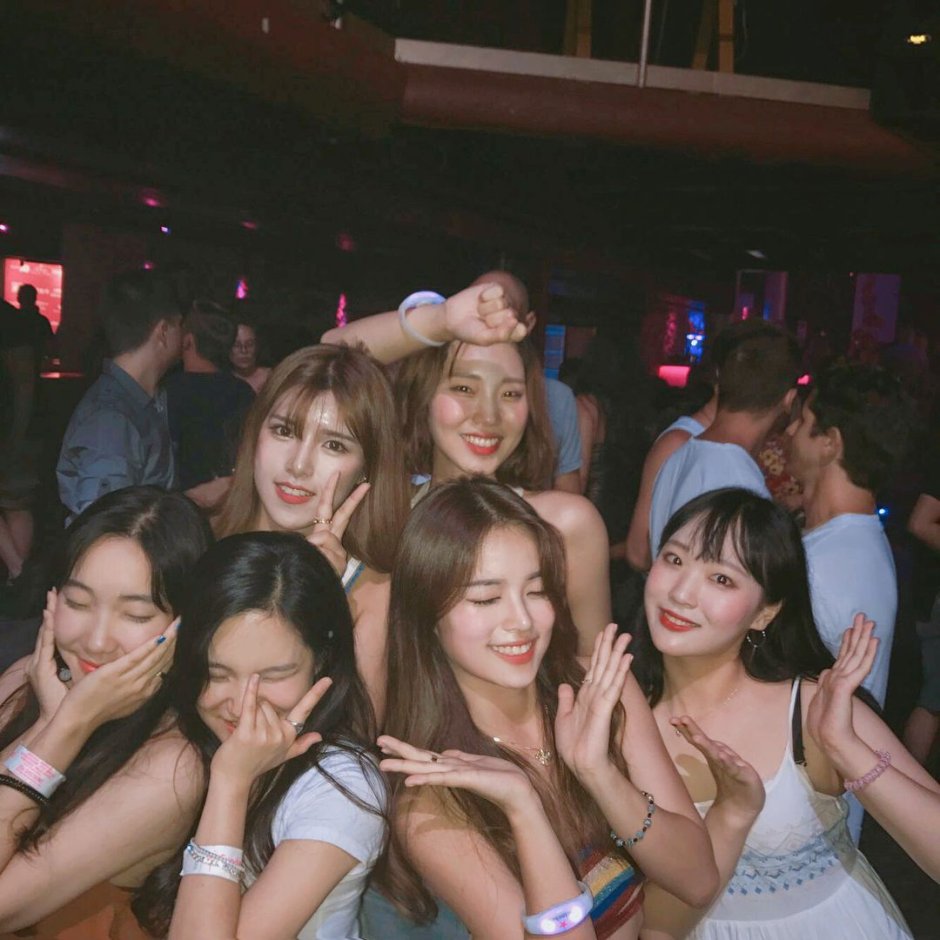 Корейские девушки в ночных клубах