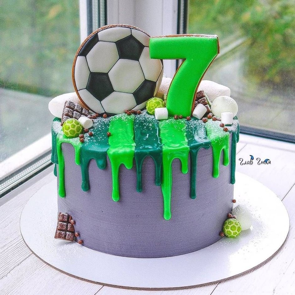 Футбольный торт со сладостями
