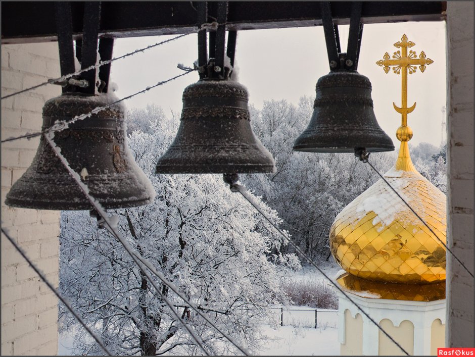 Церковные колокола зимой