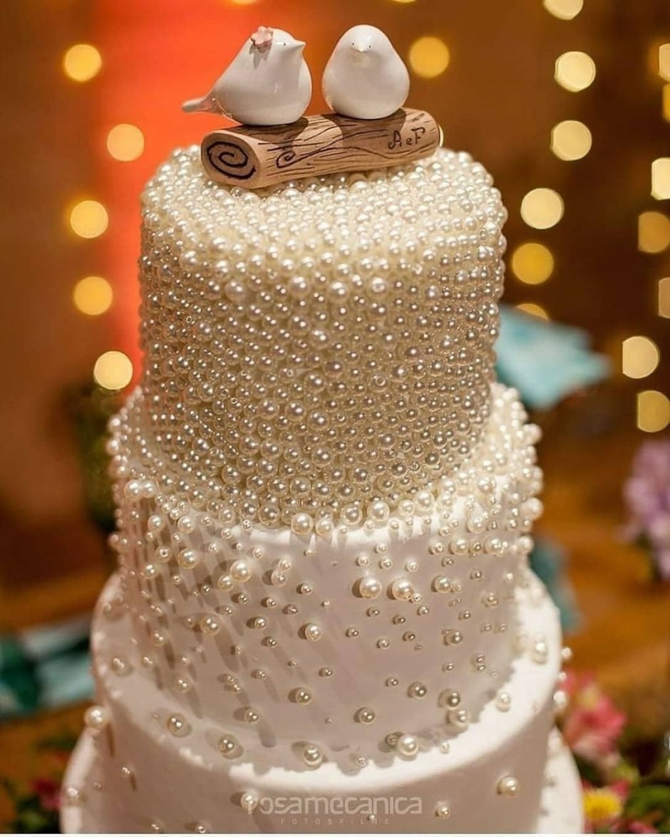 Свадебный торт с бусинками