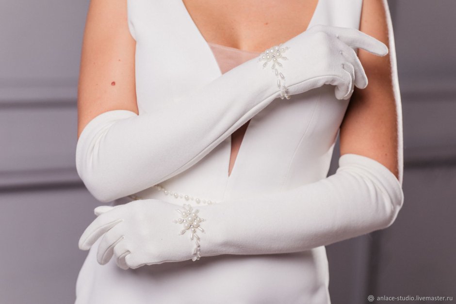 Свадебное платье с перчатками