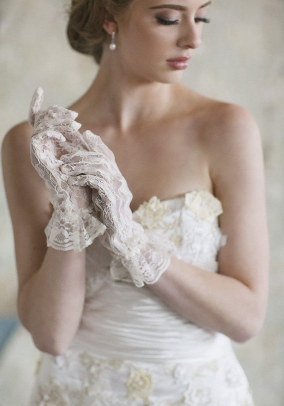 Свадебный наряд с перчатками