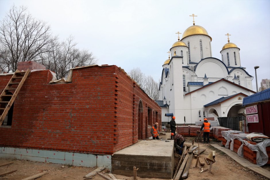 Моление в храме у иконы Богоматери