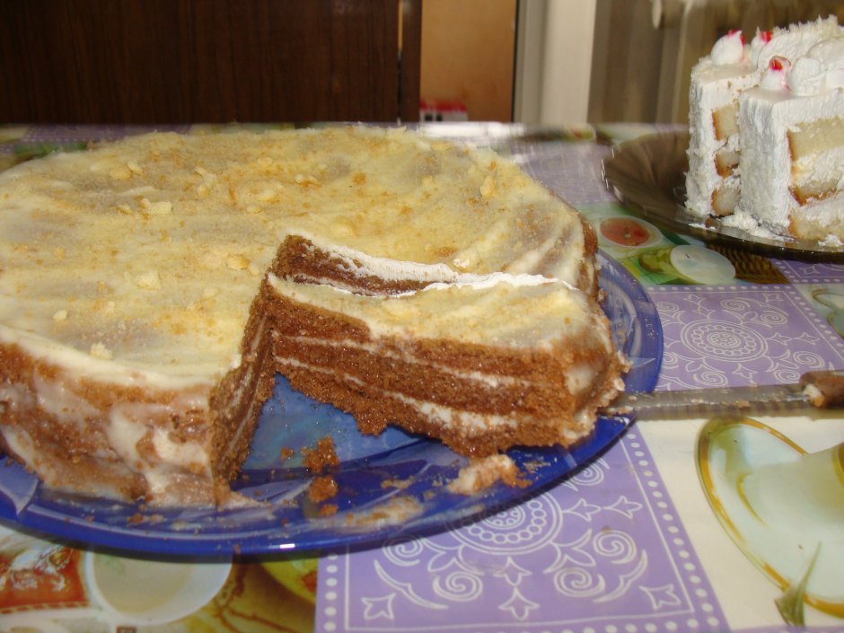 Торт из бисквитных коржей со сгущенкой