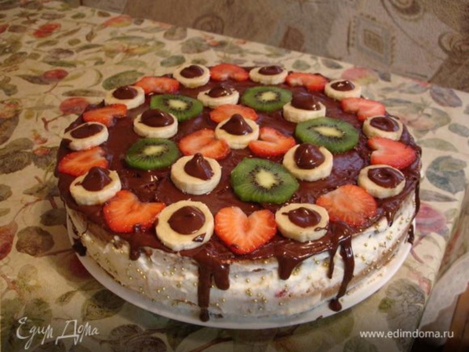 Торт из готовых коржей с ягодами и сметаной