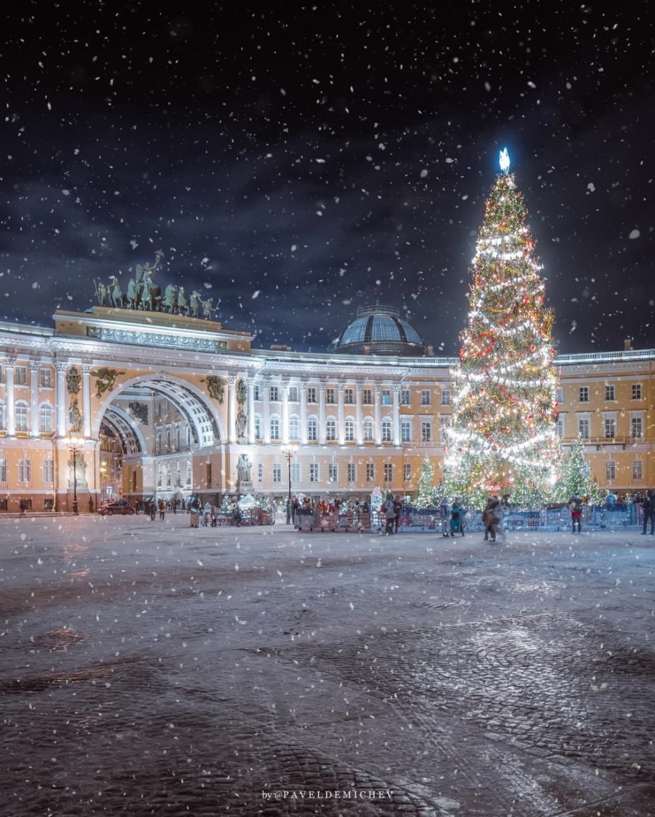 Новогодняя Дворцовая площадь в Санкт-Петербурге 2022