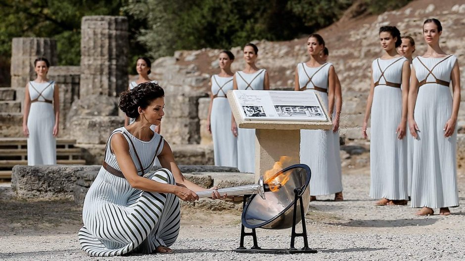 Церемония зажжения олимпийского огня в Греции