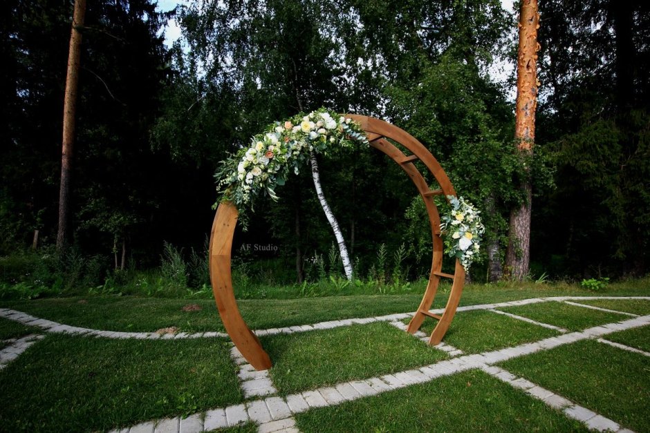 Круглая арка на свадьбу с цветами