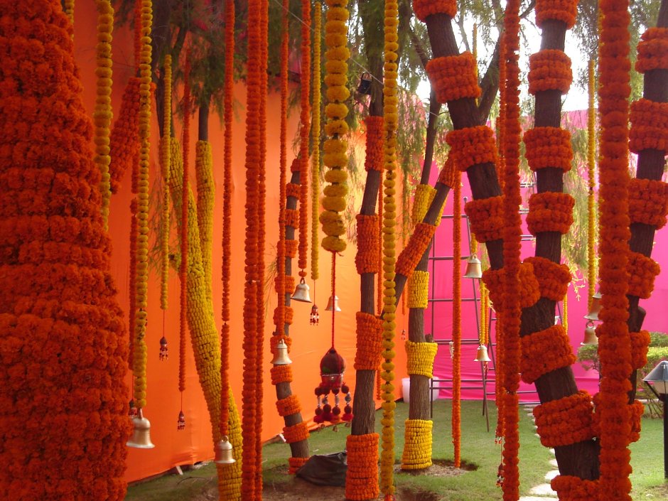 Новогодние гирлянды из цветов в Индии