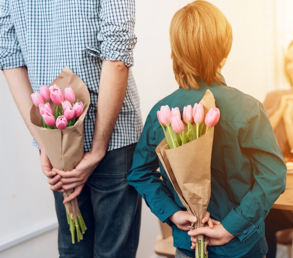 8 Марта в России мужчина дарит цветы
