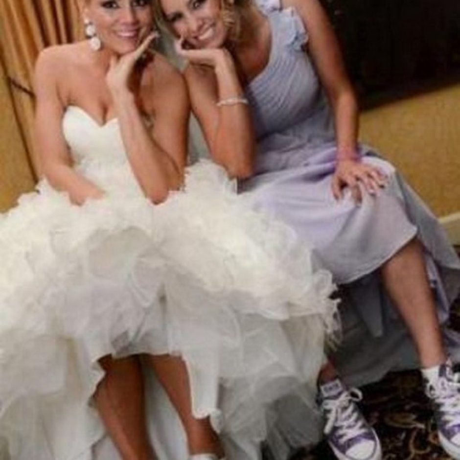 Невеста в кроссовках и длинном платье