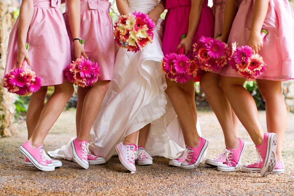 Подружки невесты в кроссовках