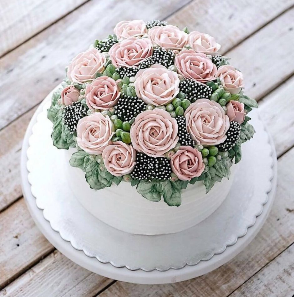 Торт с розовыми розами из крема