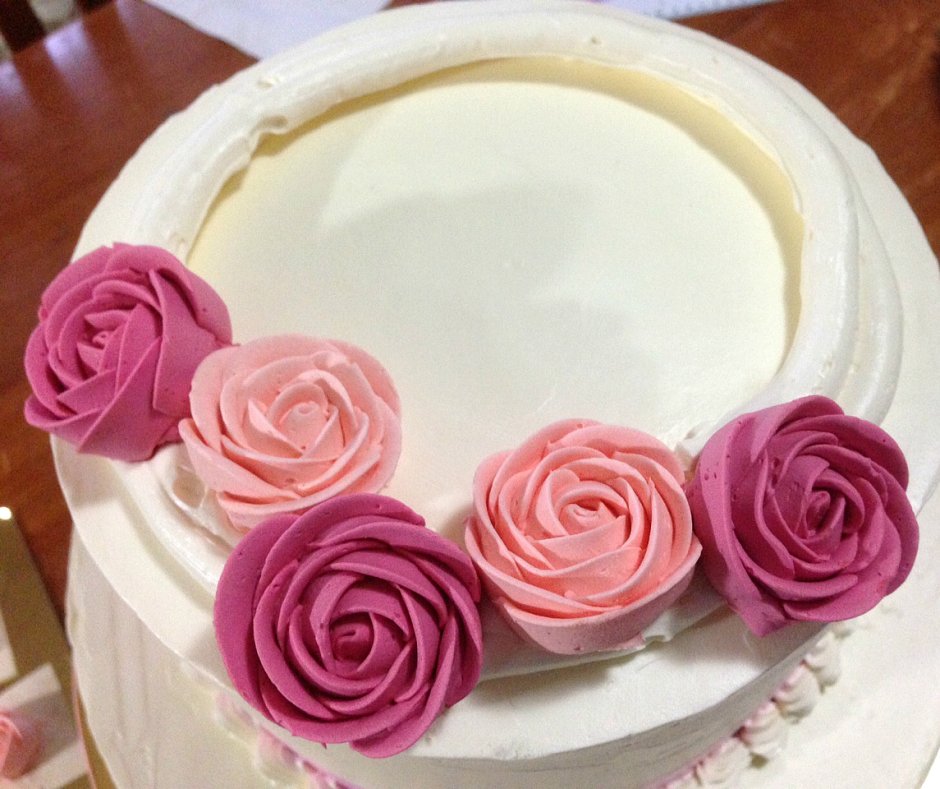 Украшение торта кремовыми розами