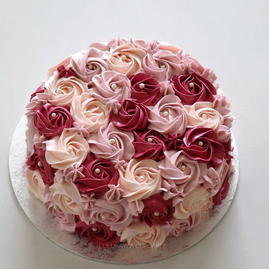 Двухъярусный торт с розами из крема