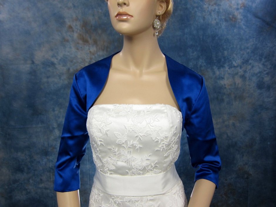Свадебное платье с кружевом на плечах
