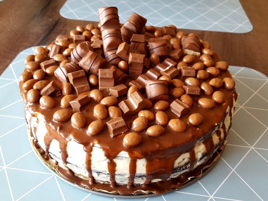 Торт украшенный киндерами и шоколадками