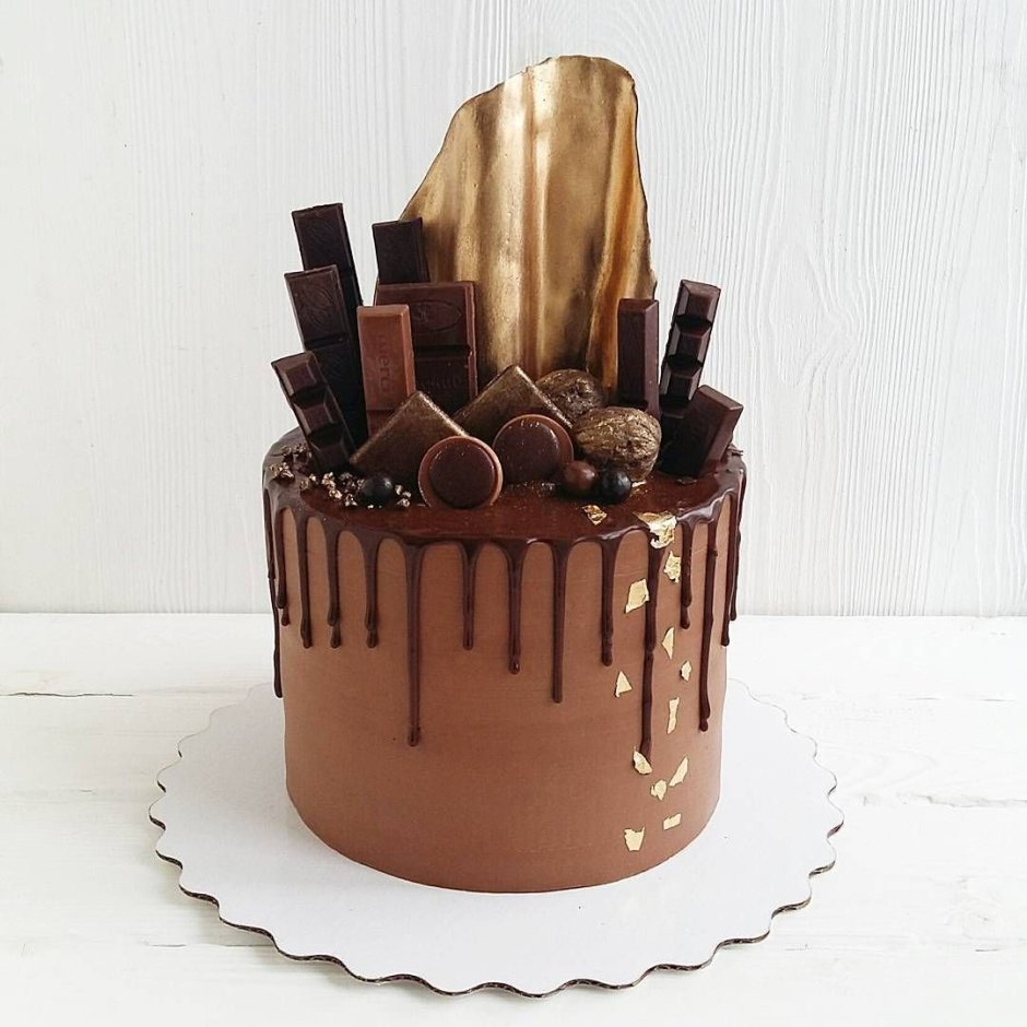 Декор торта шоколадными шарами