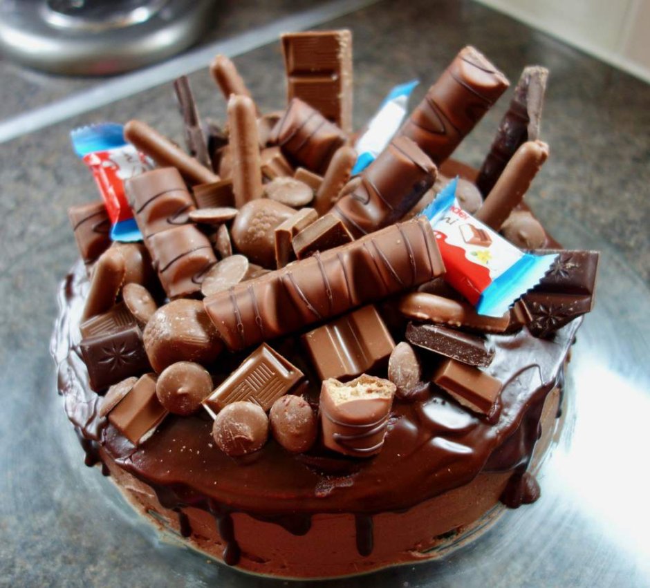 Торт с киндерами и шоколадками