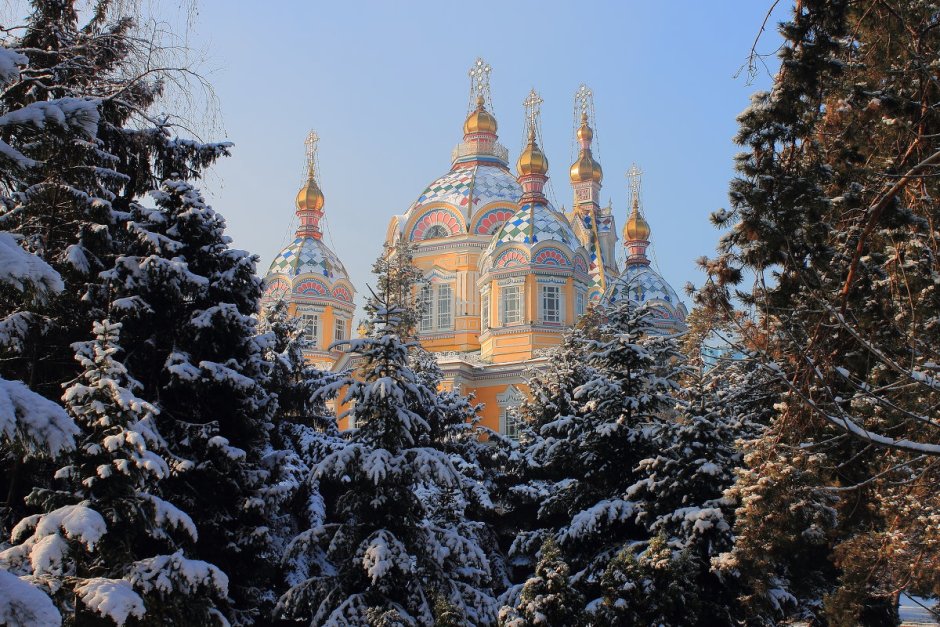 Вознесенский собор Алматы зимой