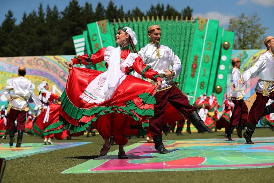 Дети в национальных татарских костюмах танцуют