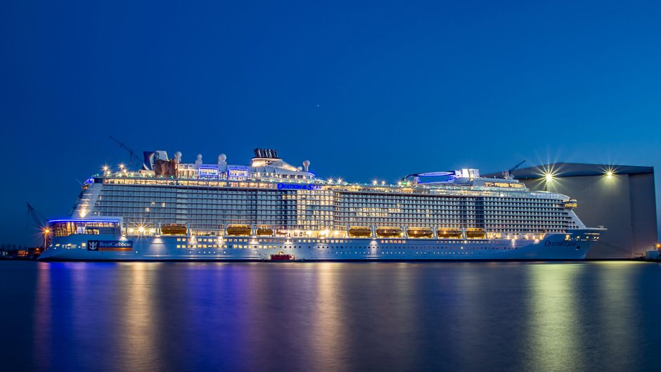 Оазис морей круизный лайнер на причале в Санкт-Петербурге