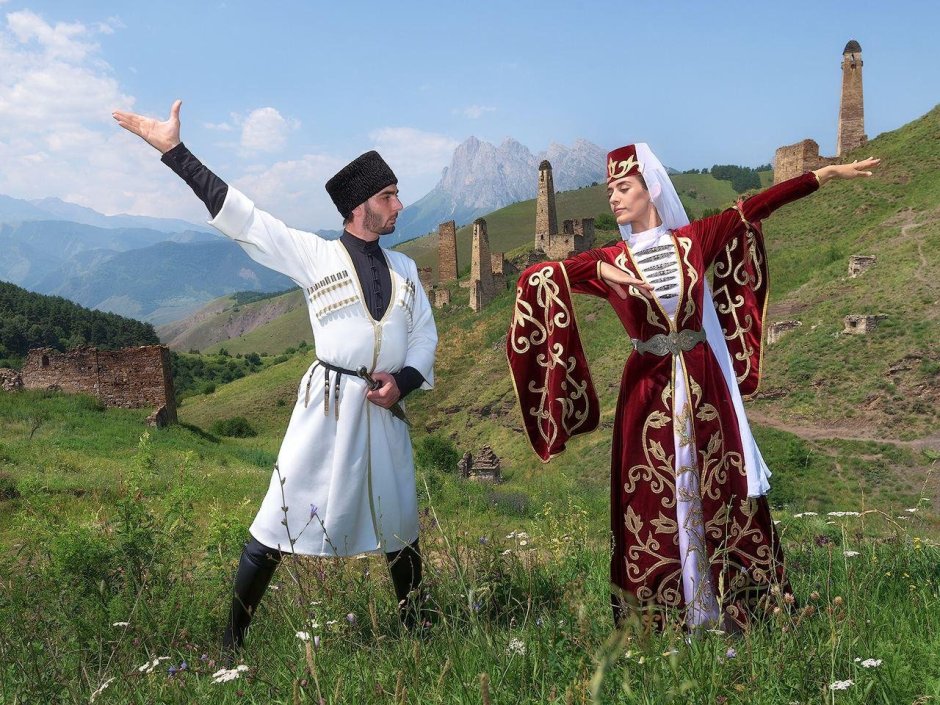 Кавказская девушка в национальном костюме