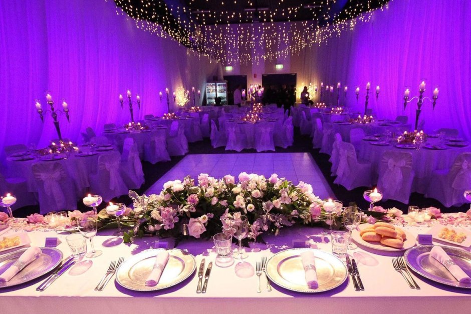 Банкетный зал для свадьбы фиолетовый