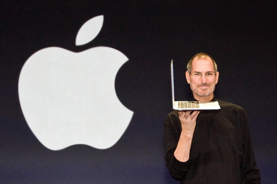 Стив Джобс с яблоком
