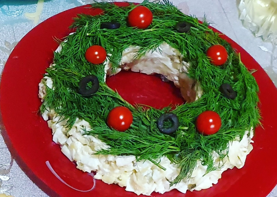 Рождественский венок салат с рыбой