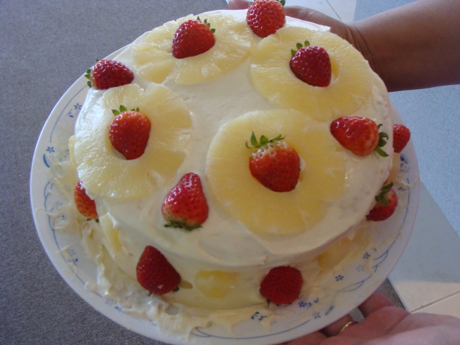 Заливной пирог с творогом и ягодами
