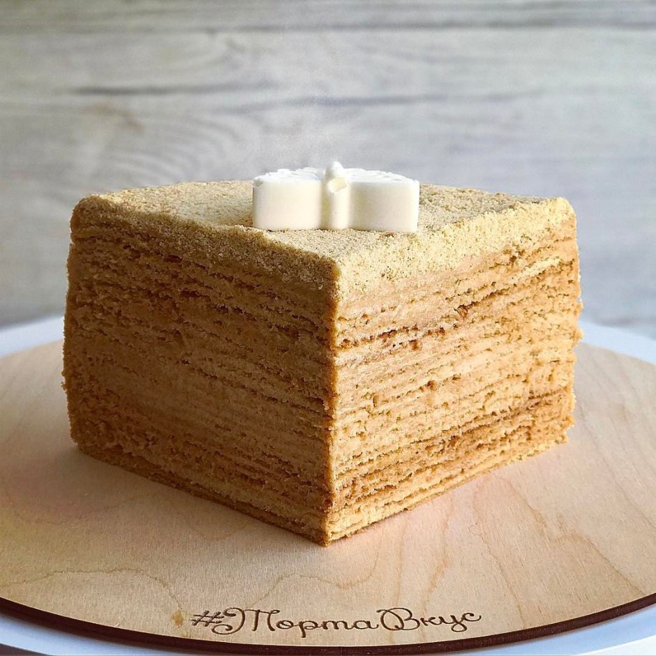 Торт медовик с деревянным топором