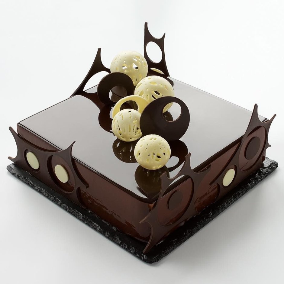 Декор торта шоколадными фигурками