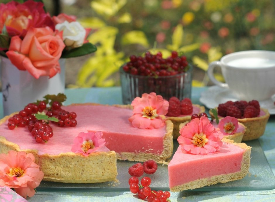 Вкусные пирожные и цветы