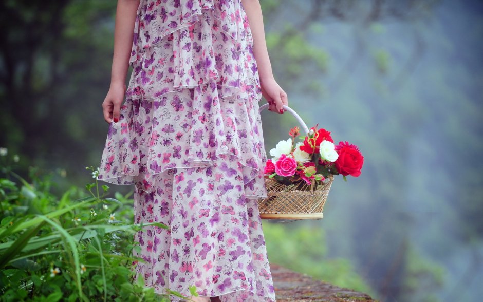 Девушка в цветочном платье
