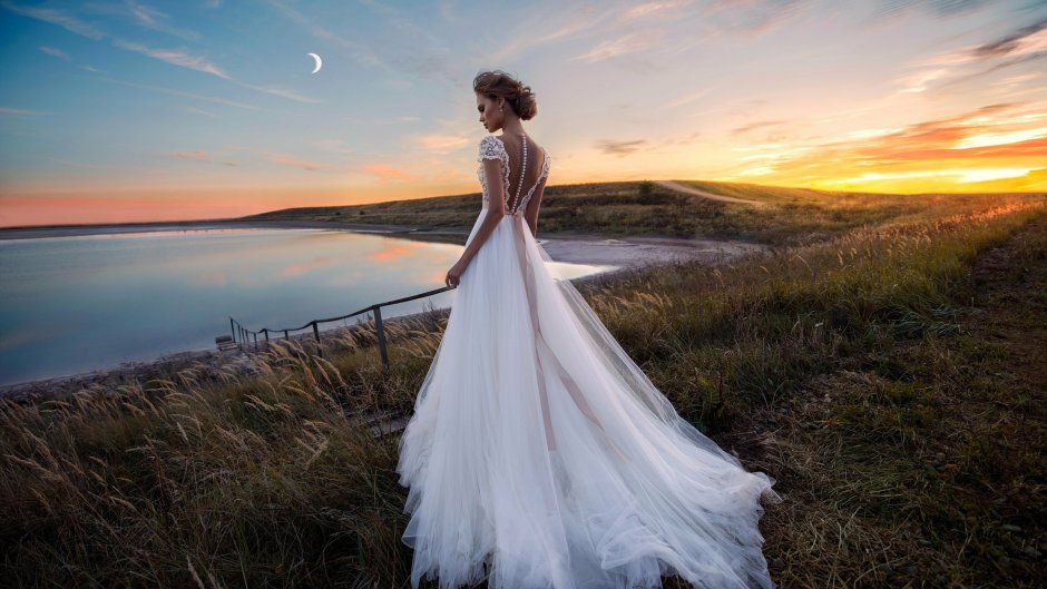 Девушка в свадебном платье