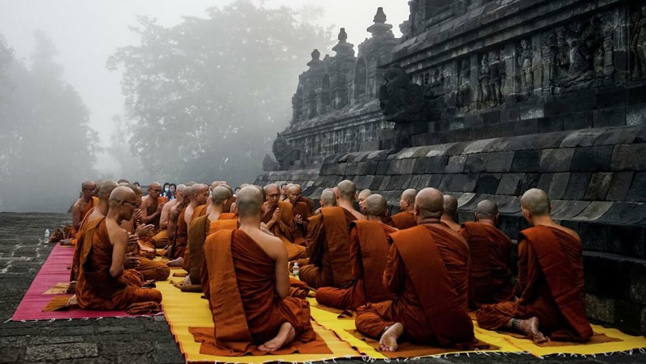 Монахи в храме Будды