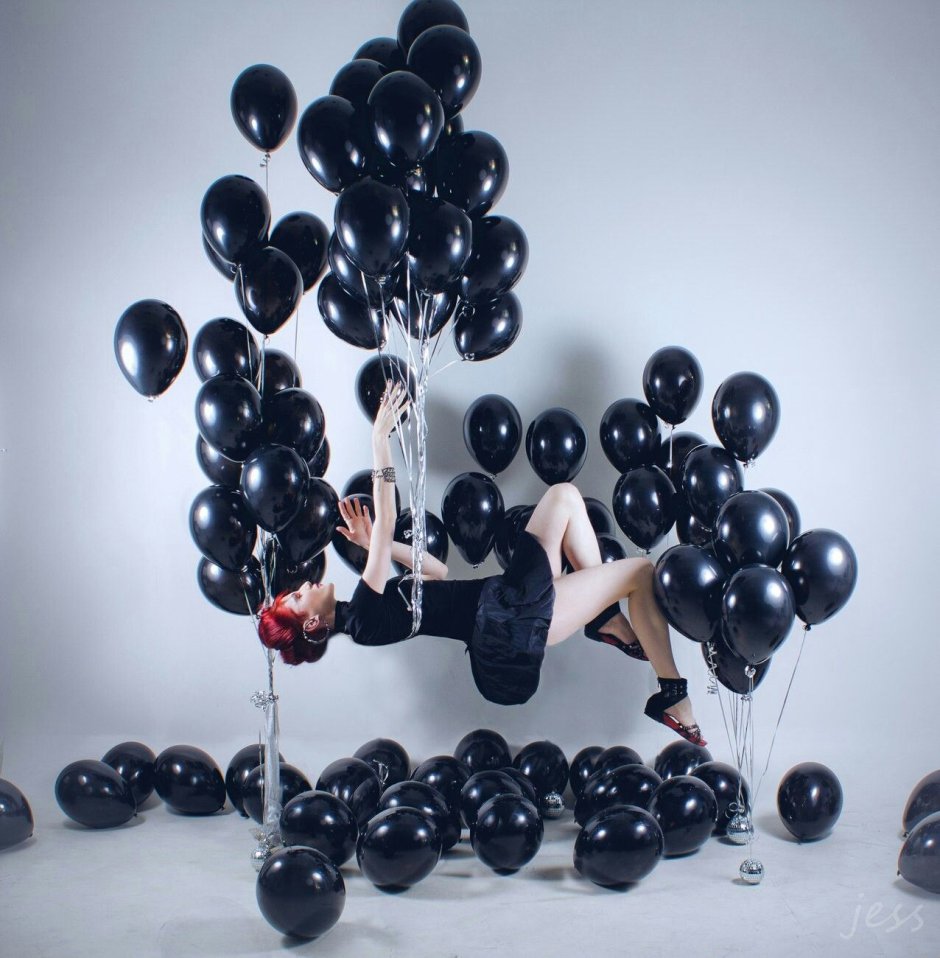 Фотосессия с черными воздушными шарами