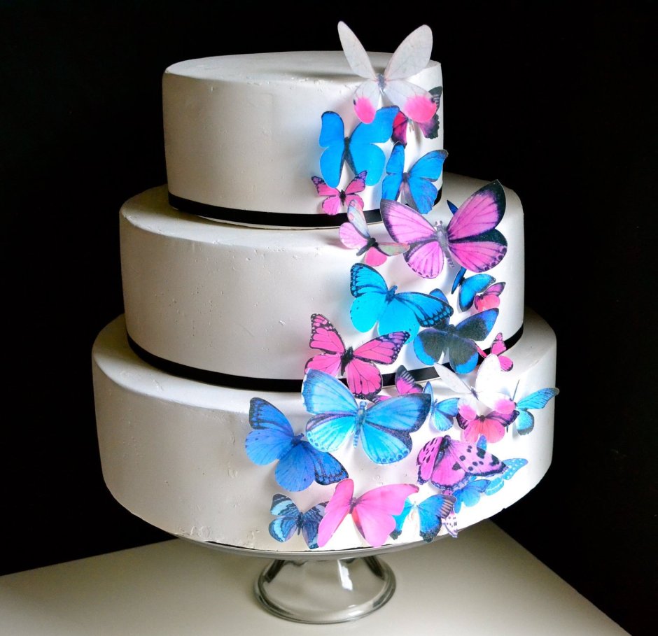 Свадебный торт с бабочками и цветами