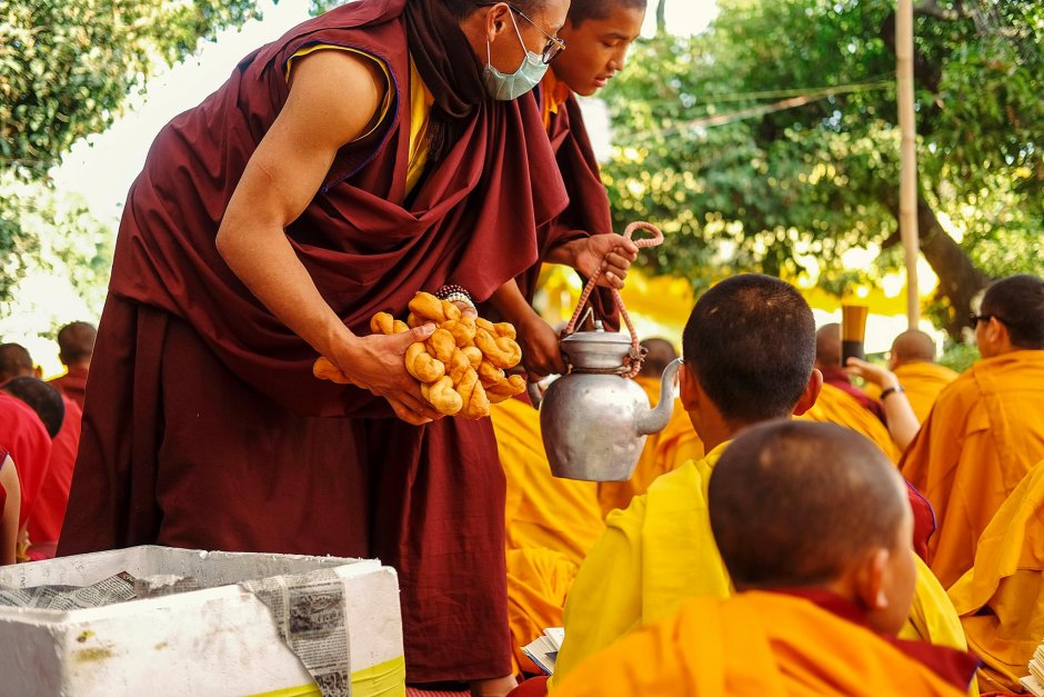 Служба в буддистском храме в Таиланде