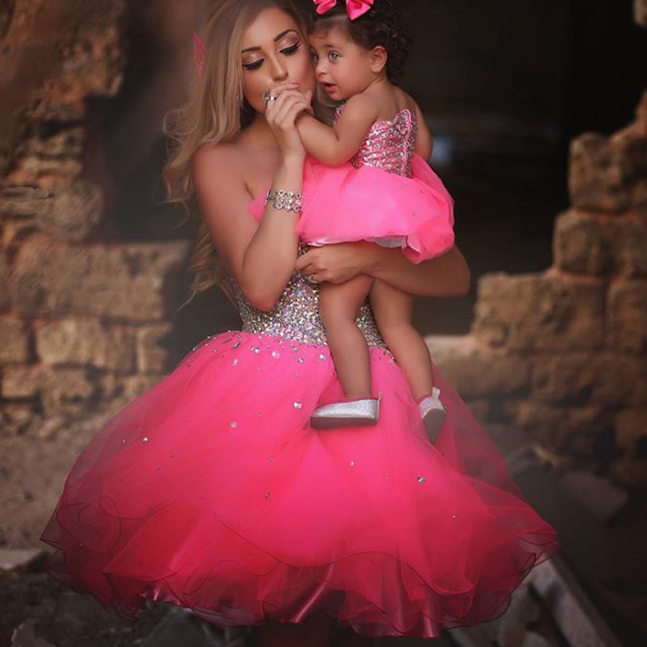 Мама с дочкой в розовых платьях фотосессия