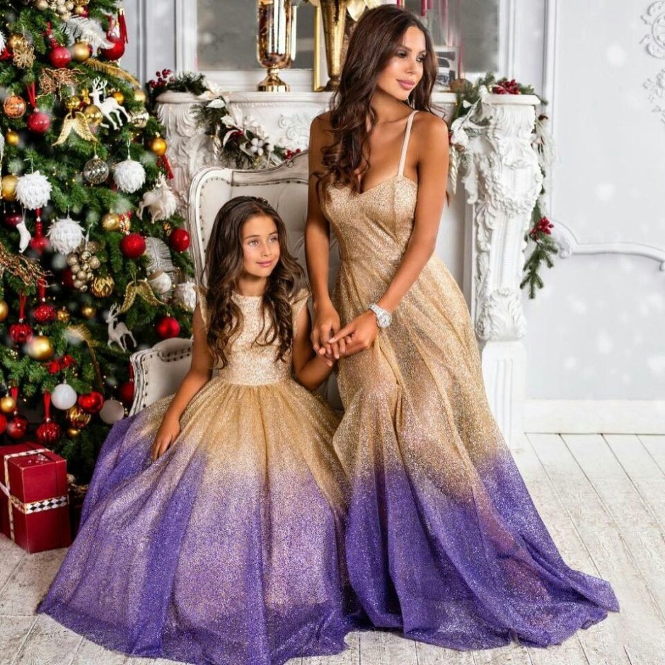 Мама и дочка с платьем