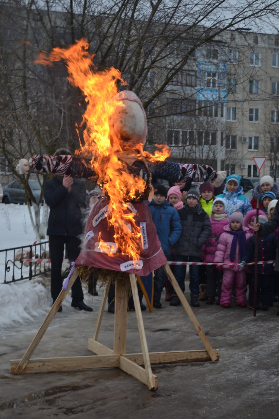 Раздача блинов на Масленицу